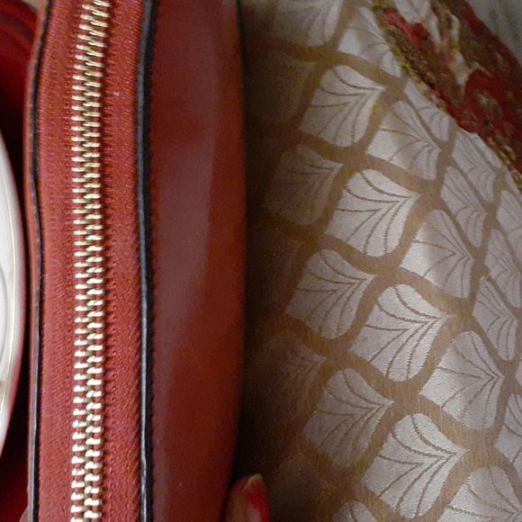 BURBERRY TWO TONE LEATHER ZIP AROUND WALLET - Picture 5 of 10